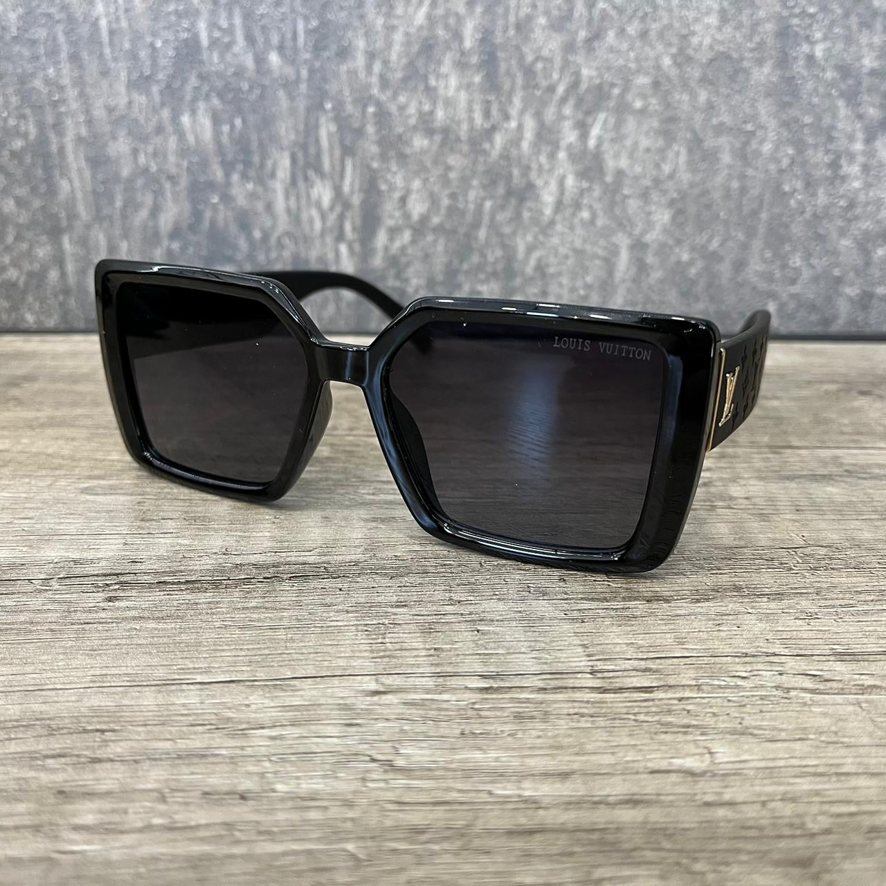 Lv Woman Black/Gold Sunglasses